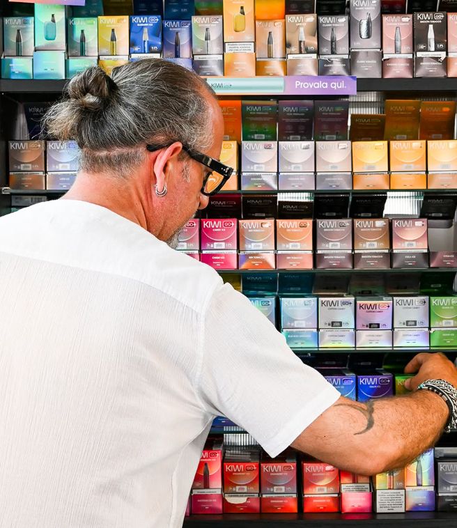 Un addetto di Svapo Caffè sistema le confezioni sullo scaffale
